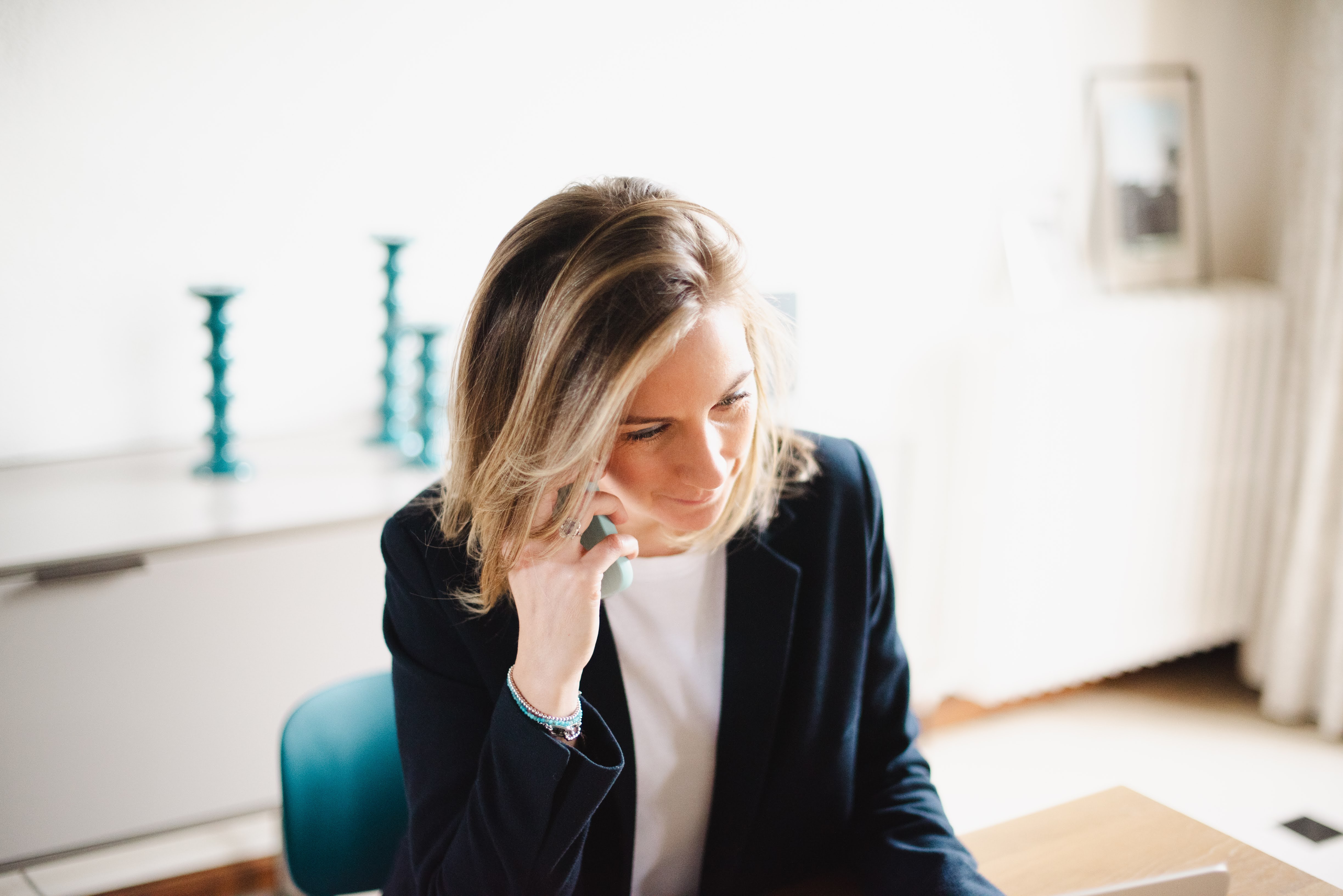 Laura Germain - fondatrice Alegria en contact avec un client